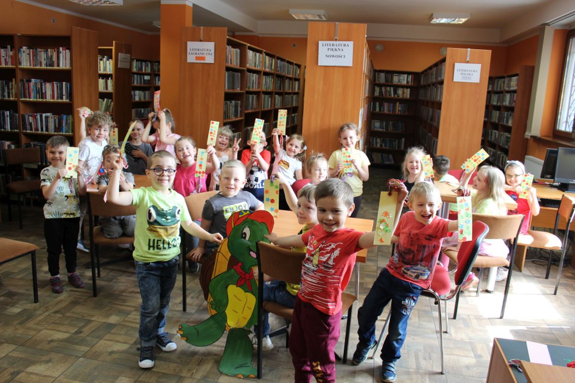 Grupa dzieci z przedszkola w bibliotece.