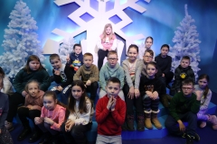 Zdjęcie uczestników półkolonii z GOk w zimowej scenerii
