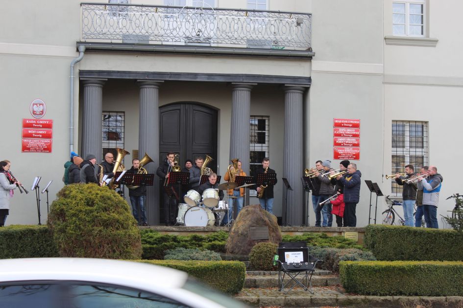 Koncert orkiestry dętej przed budynkiem urzędu gminy w Tworogu