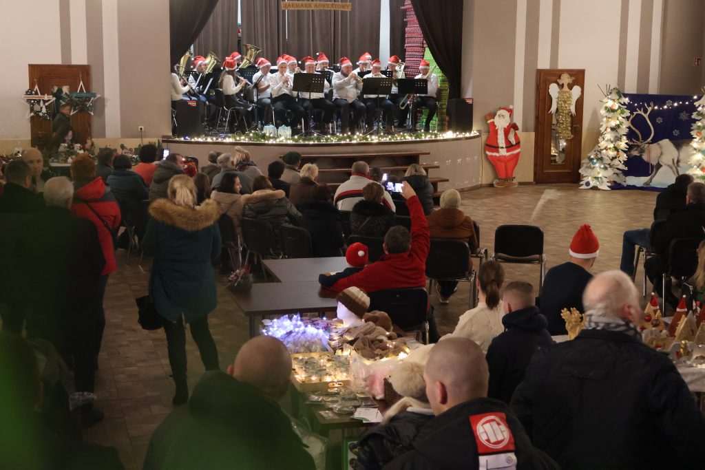 Sala widowiskowa GOK - widok na scenę w trakcie koncertu świątecznego orkiestry dętej 