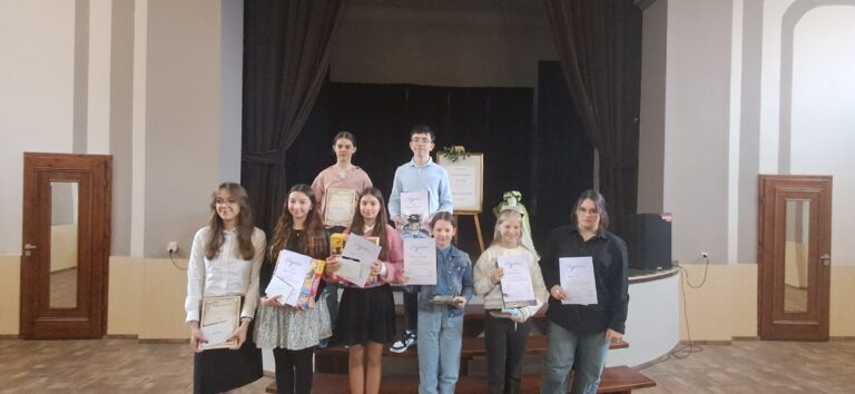 Ośmioro dzici na scenie z dyplomami laureaci konkursu literackiego.