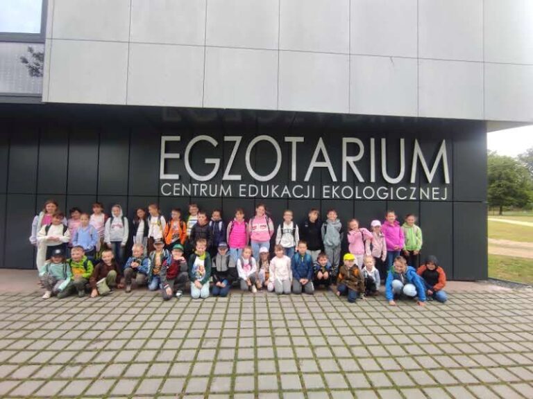 Zdjecie dzieci, na tle budynku Egzotarium, centrum edukacji ekologicznej