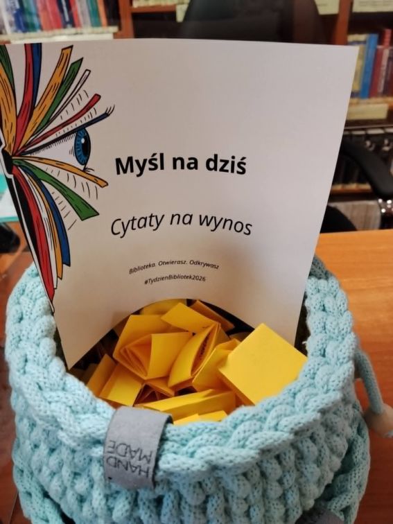 niebieski koszyczek z żółtymi kartkami , na górze informacja Myśl na dziś, cytaty na wynos.