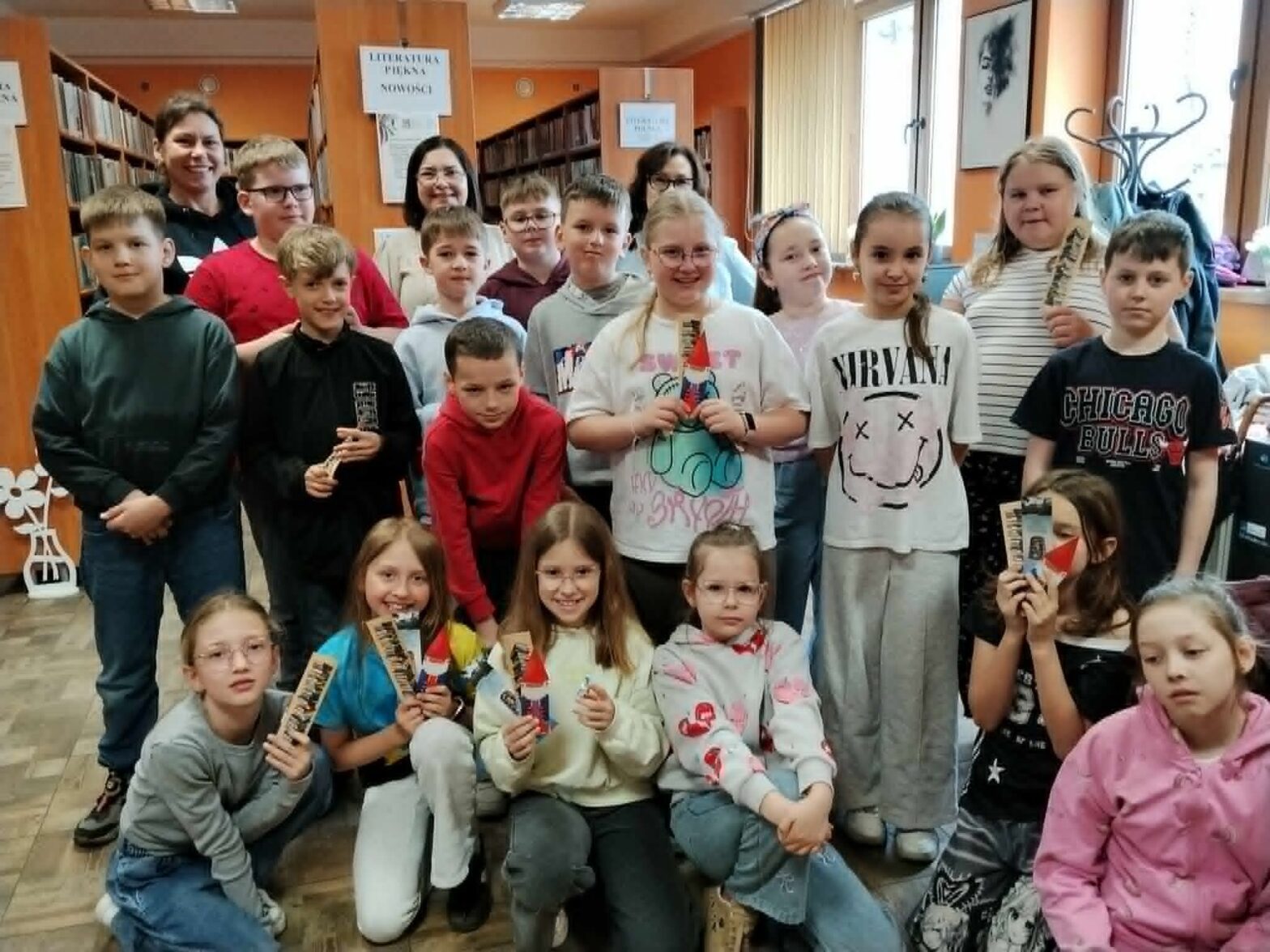 Grupa 20 uczniów 3 klasy szkoły podstawowej w bibliotece