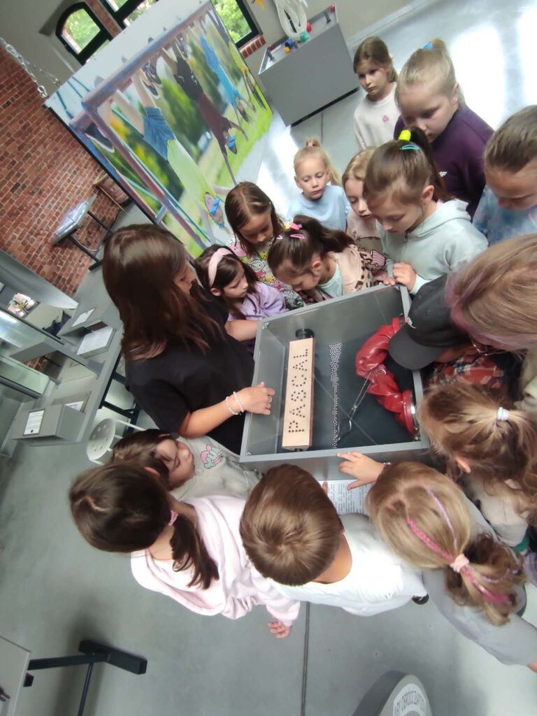 grupa dzieci podczas zwiedzania centrum edukacji Zebra w Zabrzu