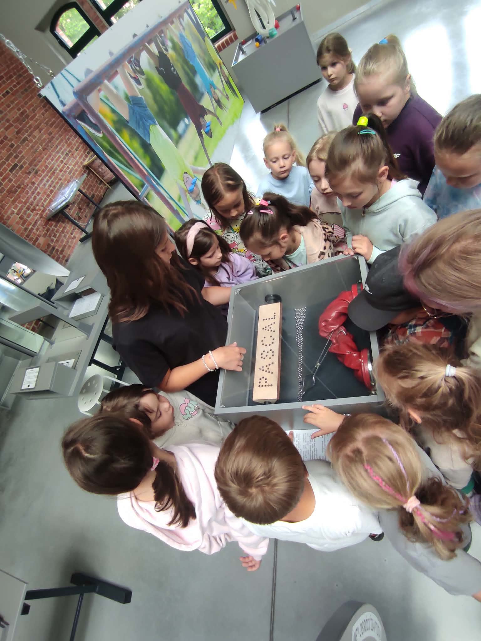 grupa dzieci podczas zwiedzania centrum edukacji Zebra w Zabrzu